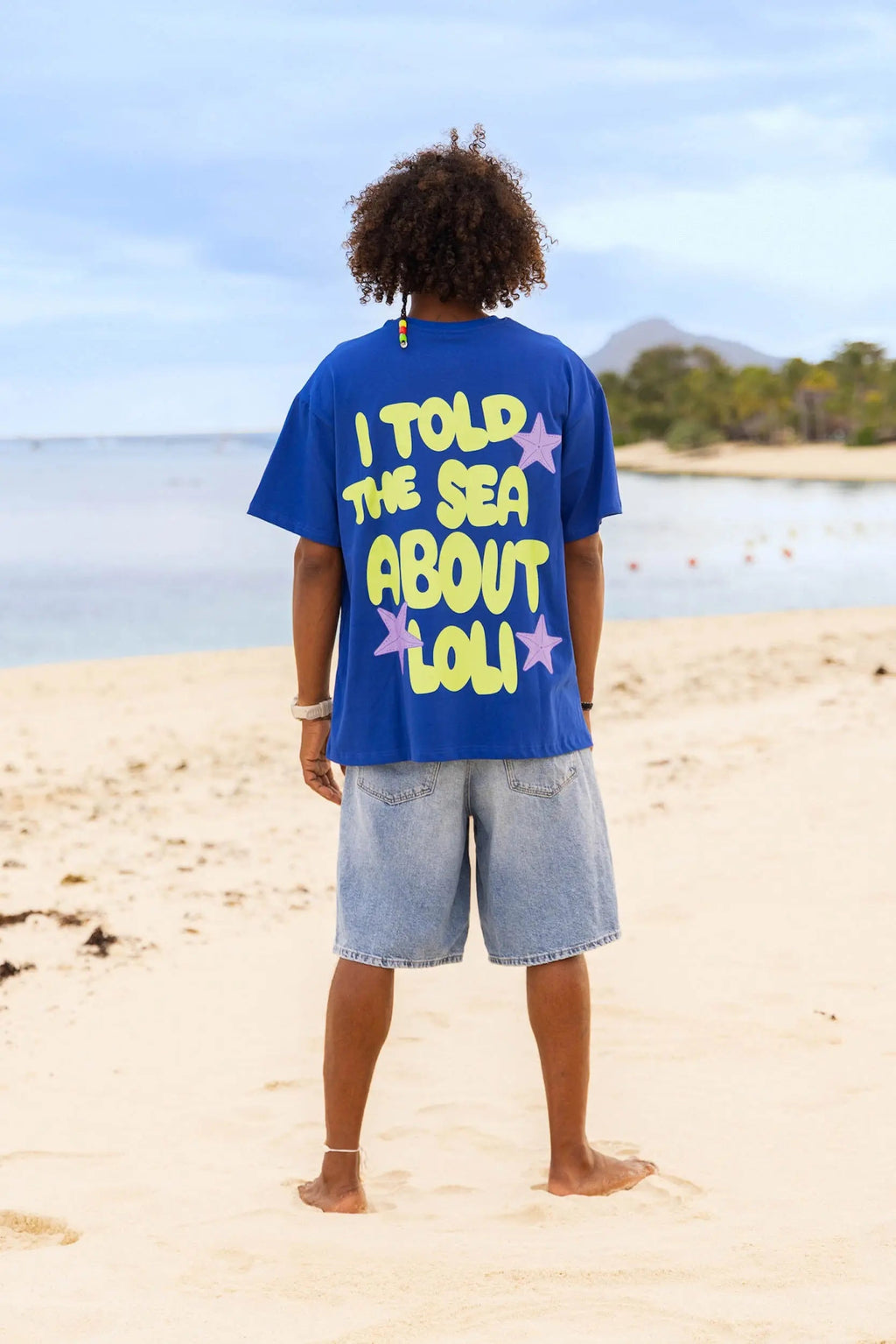 Dos du t-shirt bleu Loli Seaside avec grand imprimé coloré