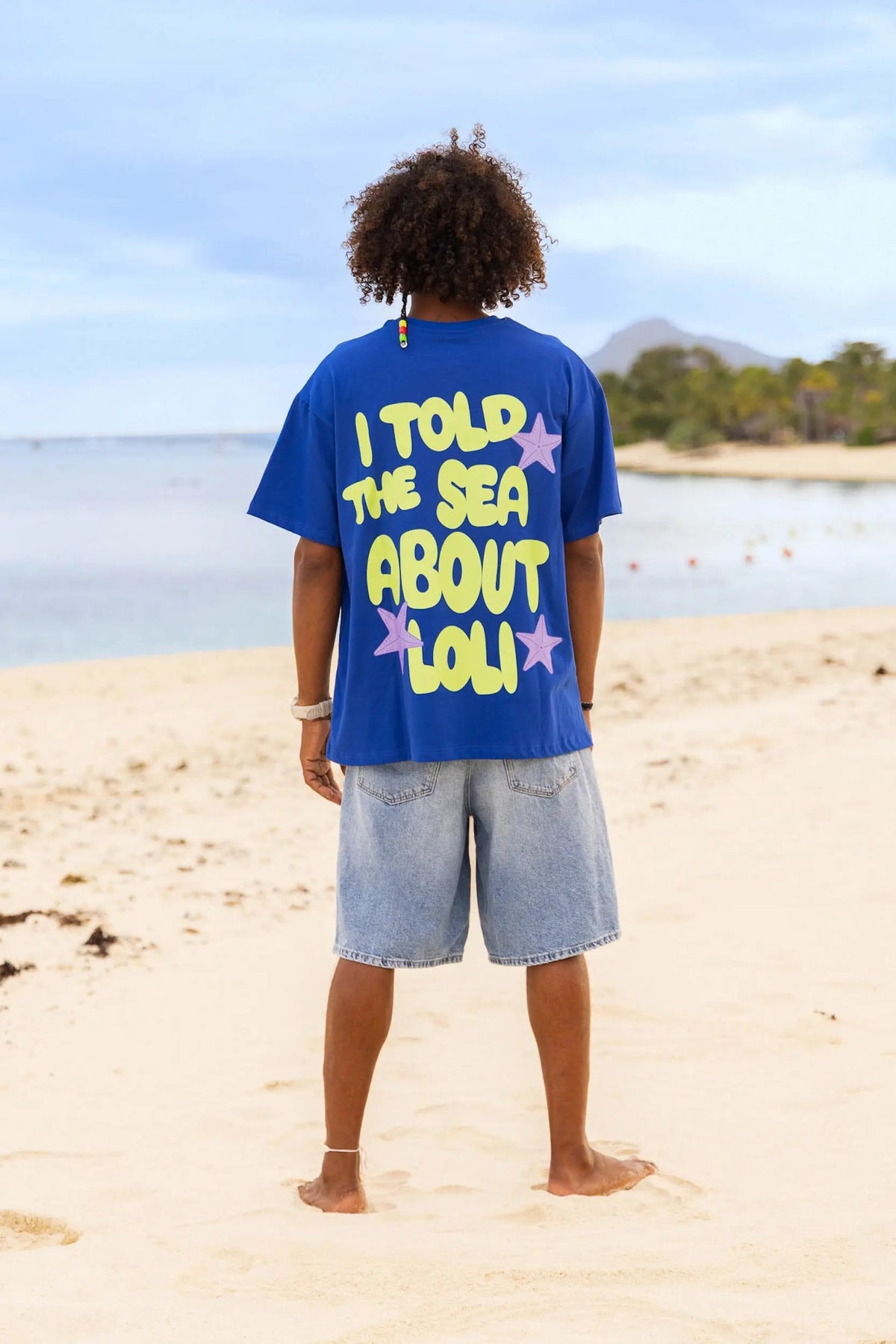 Dos du t-shirt bleu Loli Seaside avec grand imprimé coloré