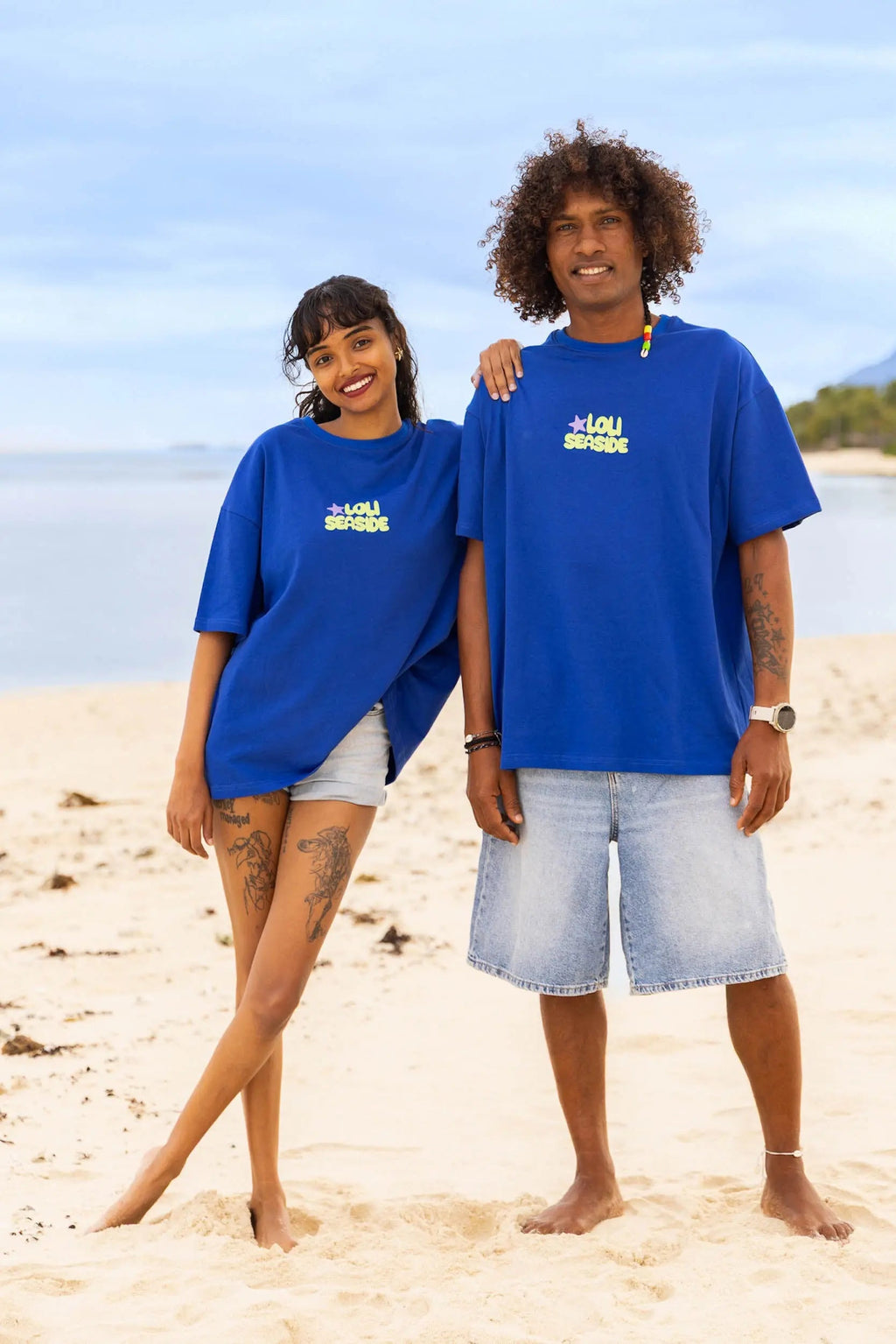 T-shirt bleu mixte oversize Loli Seaside porté par une femme et un homme