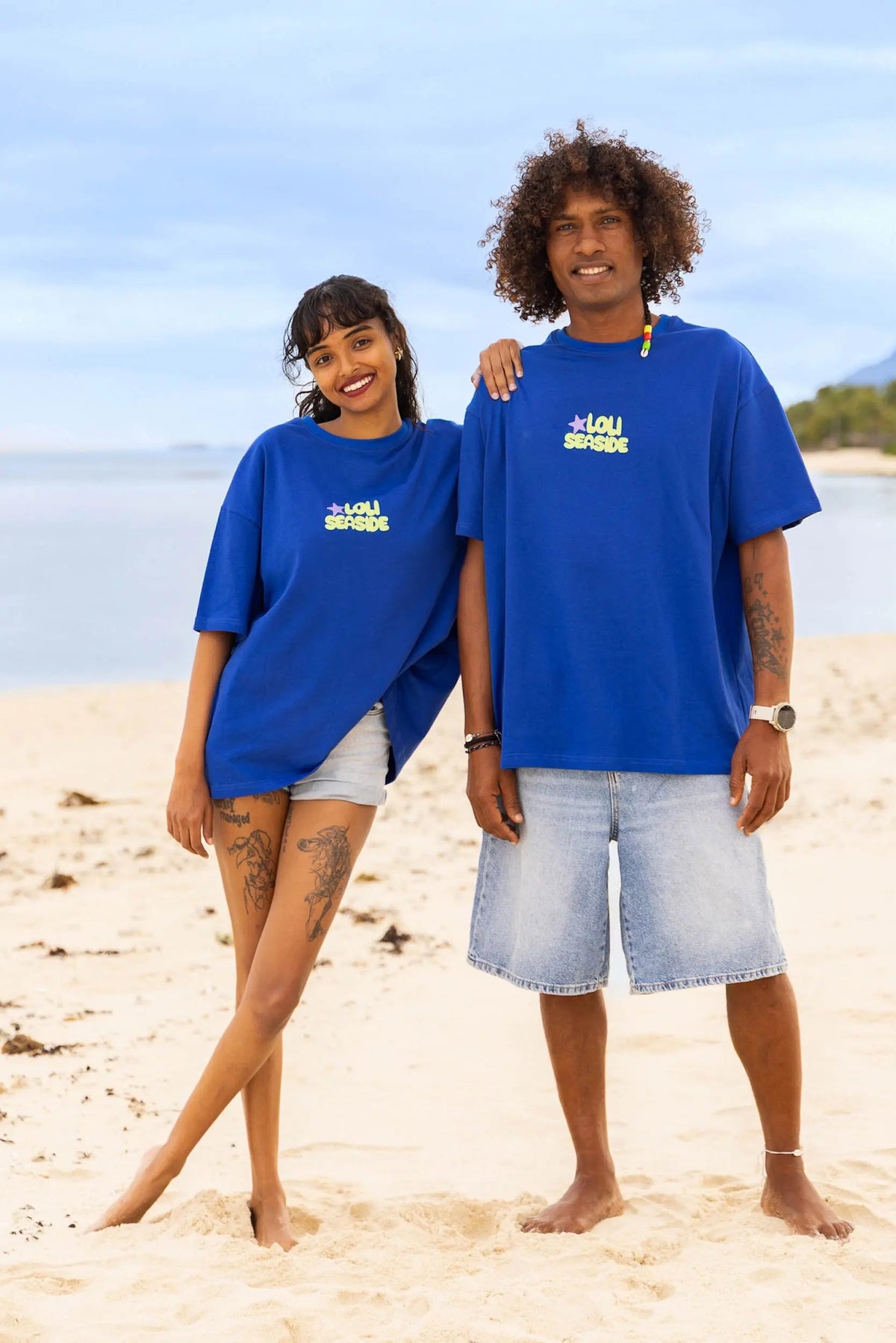 T-shirt bleu mixte oversize Loli Seaside porté par une femme et un homme