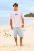 Homme portant le t-shirt oversize lila en coton avec col mauve Loli Seaside