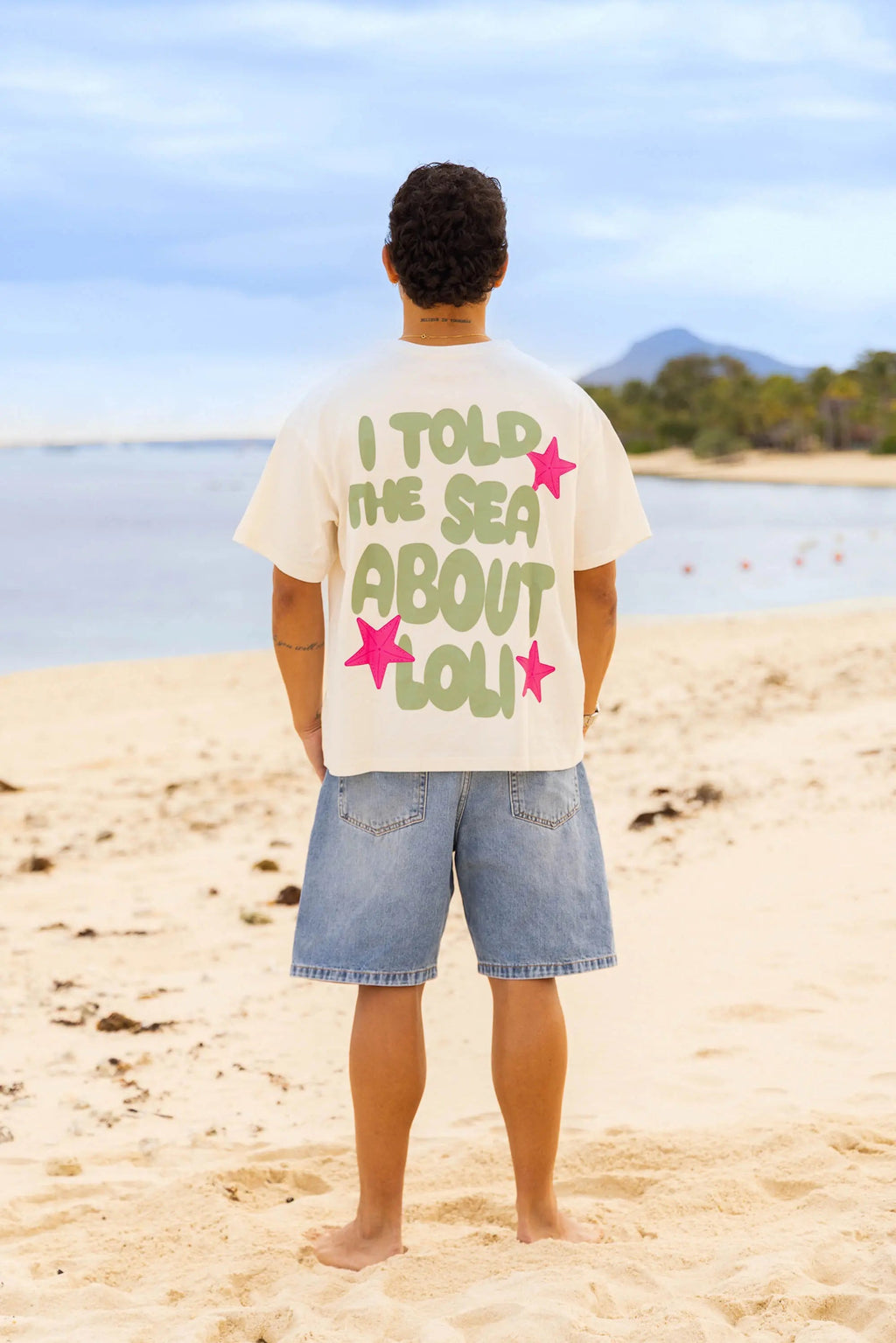 Dos du t-shirt blanc écru Loli Seaside avec grand imprimé coloré kaki et rose 