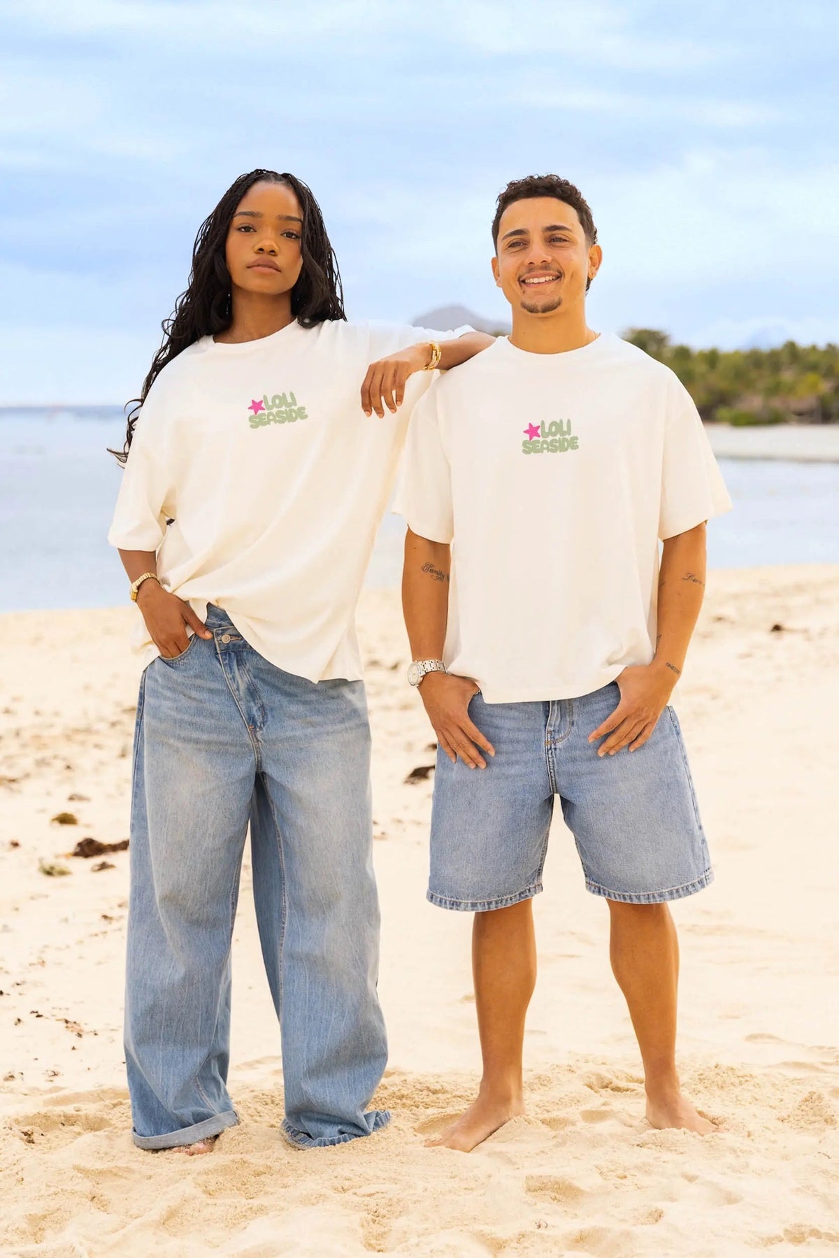 T-shirt mixte blanc écru en coton porté par une femme et un homme