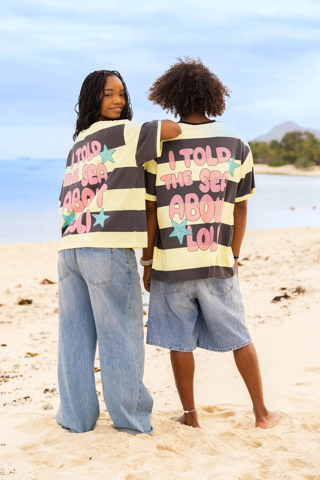 Dos du t-shirt rayé jaune et noir Loli Seaside avec grand imprimé rose