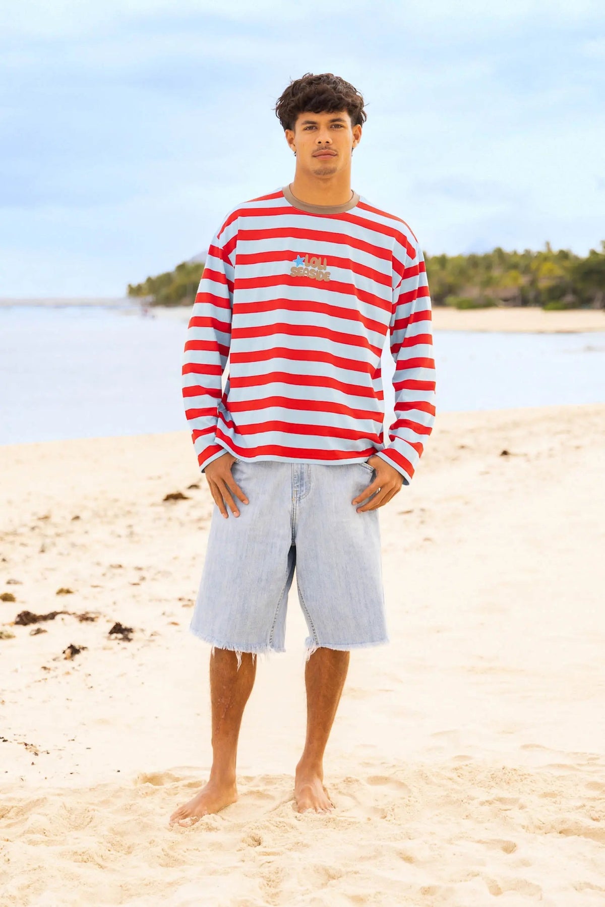 Homme portant le haut oversize mixte à manches longues rayé rouge et bleu Loli Seaside