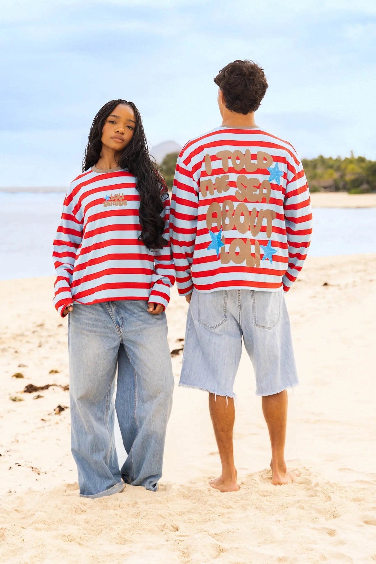 Haut oversize manche longue unisexe rayé rouge et bleu Loli Seaside porté de dos et de face 