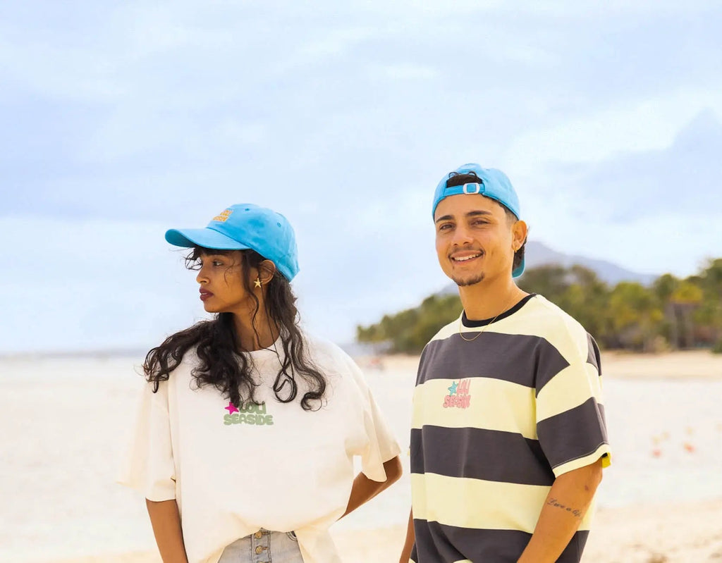 Casquette Loli bleu portée à la plage par un homme et une femme