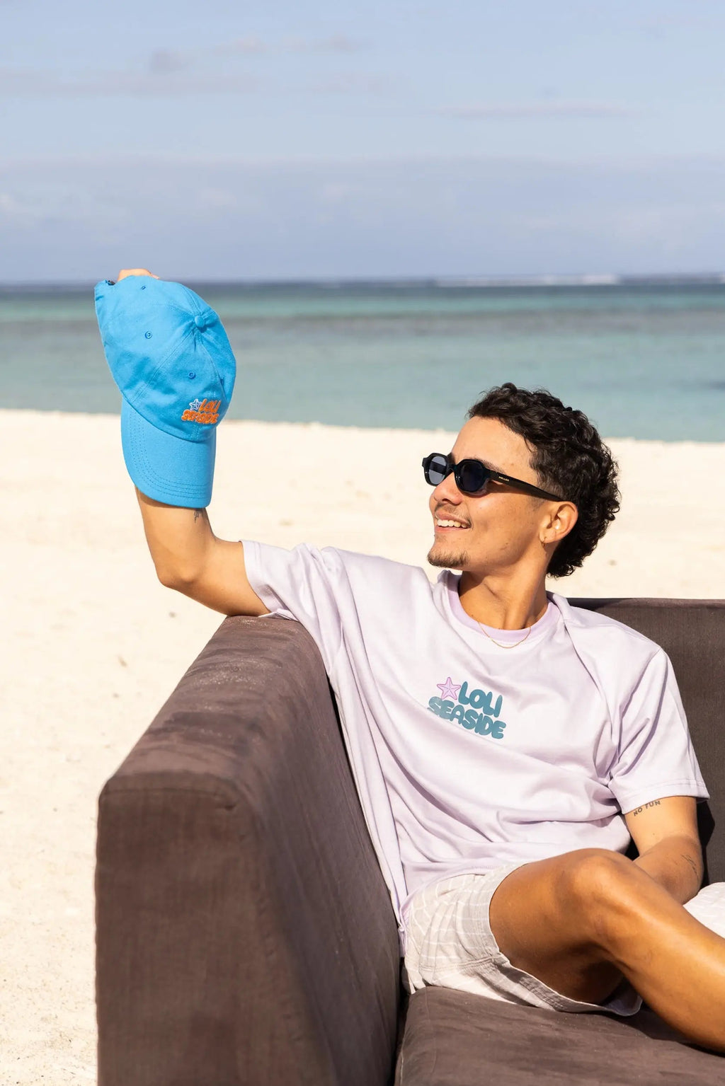 Homme portant le t-shirt lila unisexe Loli Seaside en coton 210 g